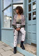 Load image into Gallery viewer, Floral Patterned Silk Crepe Kimono