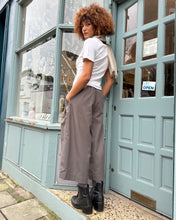 Load image into Gallery viewer, Cropped Cotton Canvas Wide-Leg Trousers
