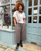Load image into Gallery viewer, Cropped Cotton Canvas Wide-Leg Trousers
