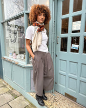 Load image into Gallery viewer, Cropped Cotton Canvas Wide-Leg Trousers

